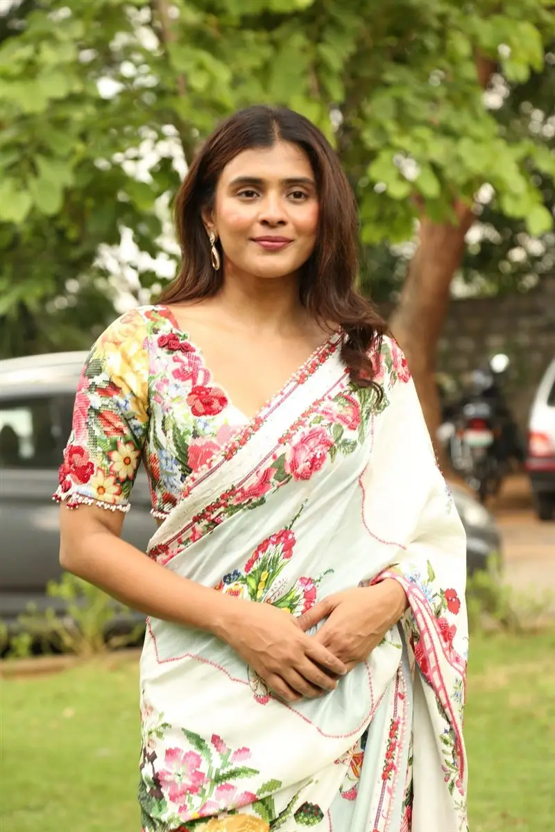 TELUGU GIRL HEBAH PATEL IN WHITE SAREE 7